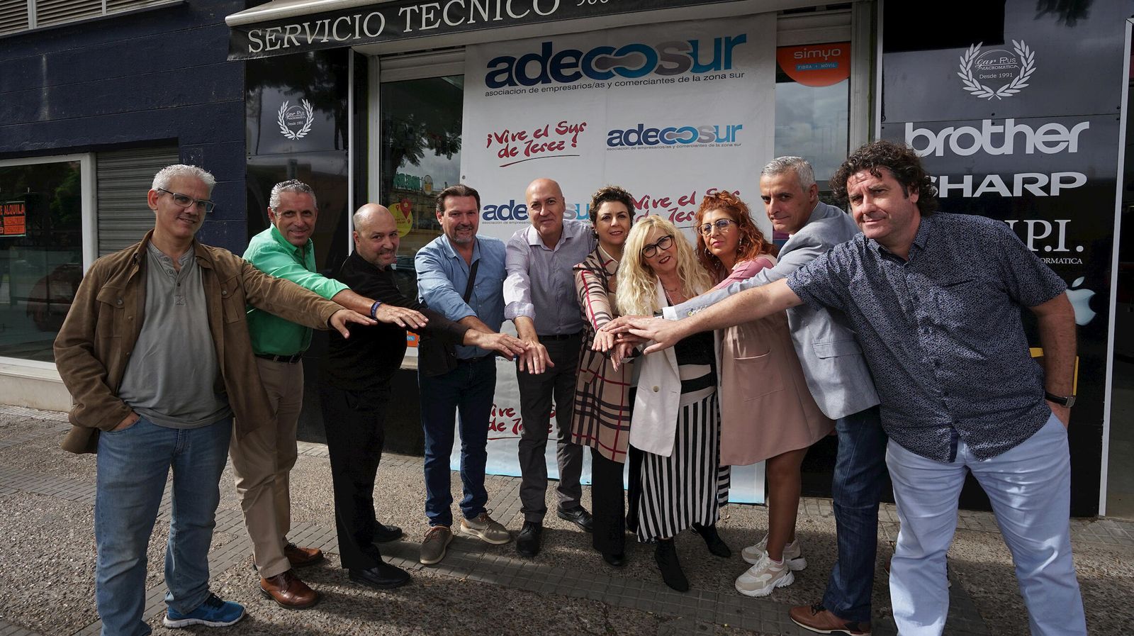 Algunos asociados de Adecosur celebran el aniversario de la asociación, días atrás.