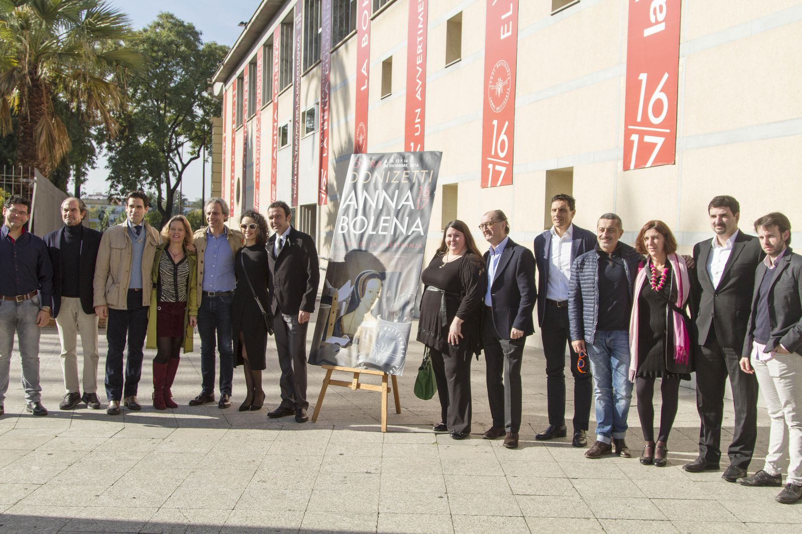 El equipo de esta producción del Teatro Filarmónico de Verona, en los exteriores del Maestranza.