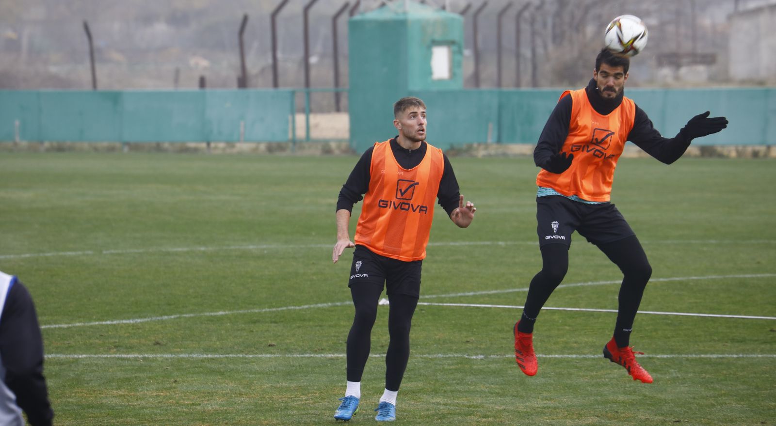 Bernardo Cruz despeja un balón ante la presencia de Casas.