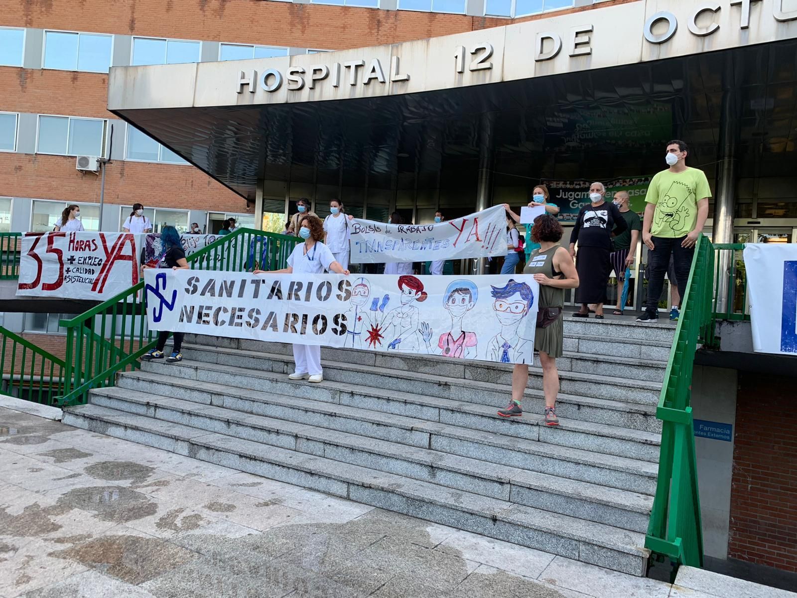 Varios trabajadores sanitarios se manifiestan ante el hospital 12 de Octubre de Madrid.