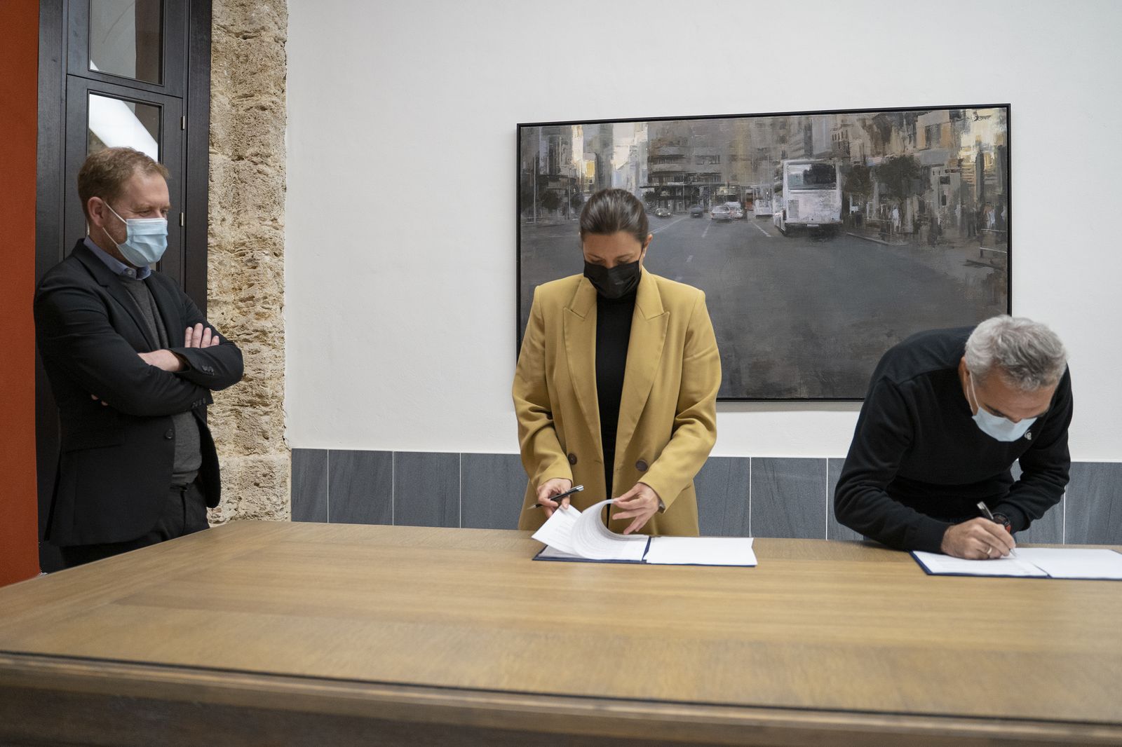 Patricia Cavada y Francisco Javier Pérez Guirao firman el convenio entre Ayuntamiento y Amede.