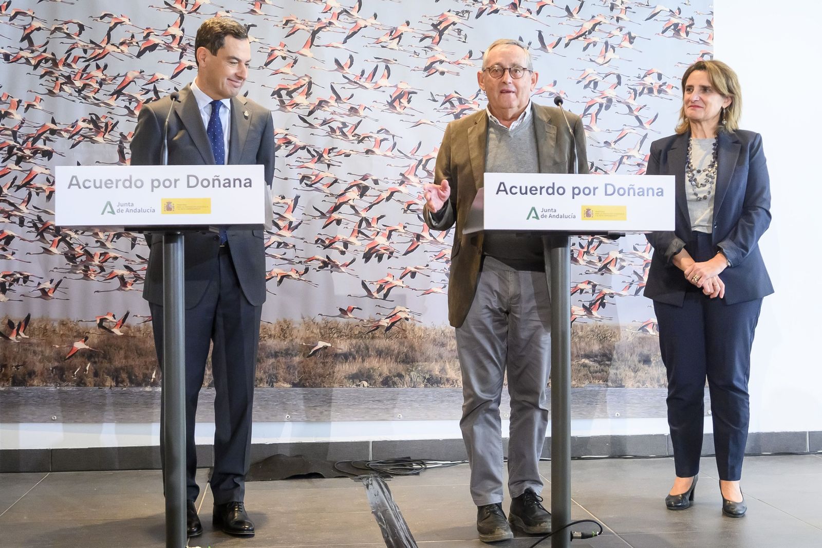 Miguel Delibes, junto a Juanma Moreno y Teresa Ribera, este lunes en Almonte.