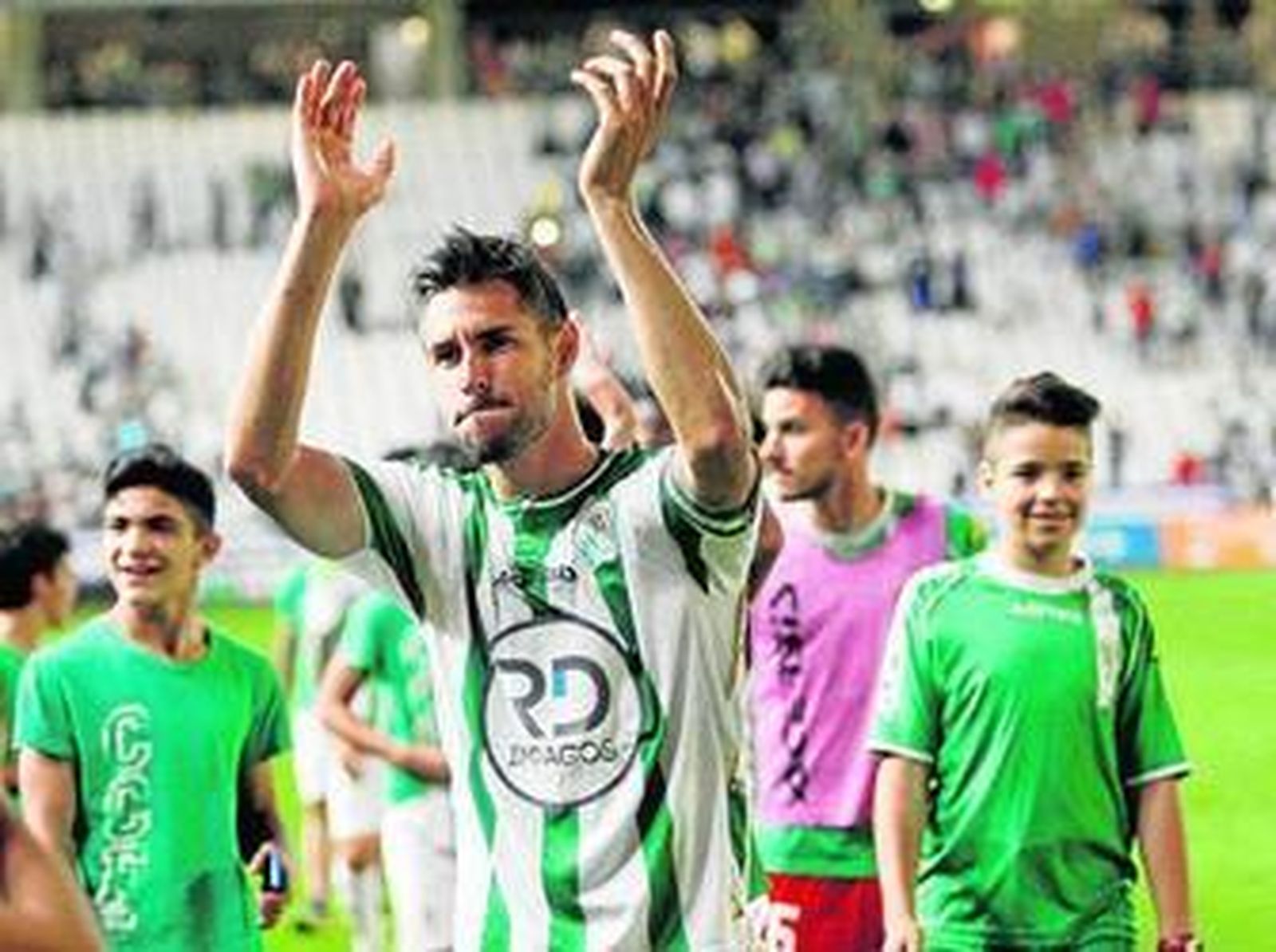 Luso aplaude a la grada tras la clasificación para el 'play off'.