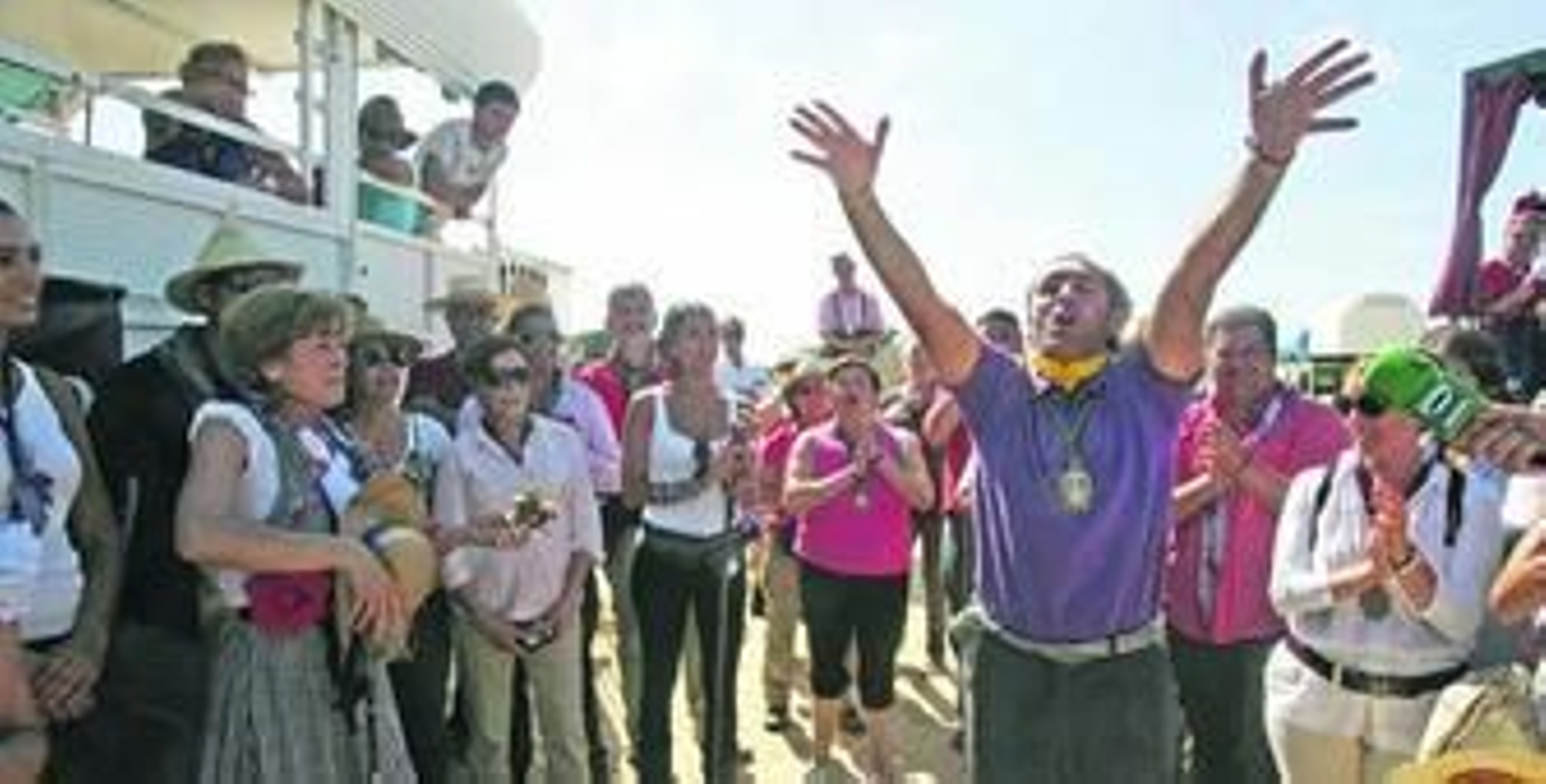 El peregrino Tomás Sampalo ayer en el homenaje a Javier Escobar, Inmaculada Cafranca y la gente de Gines.
