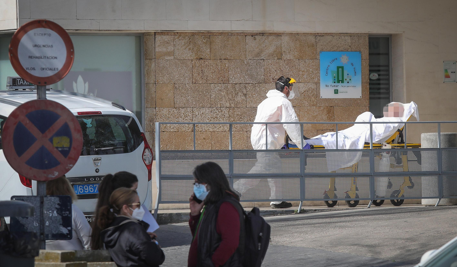 Un sanitario traslada a un paciente a Urgencias del Hospital de Jerez, este lunes.
