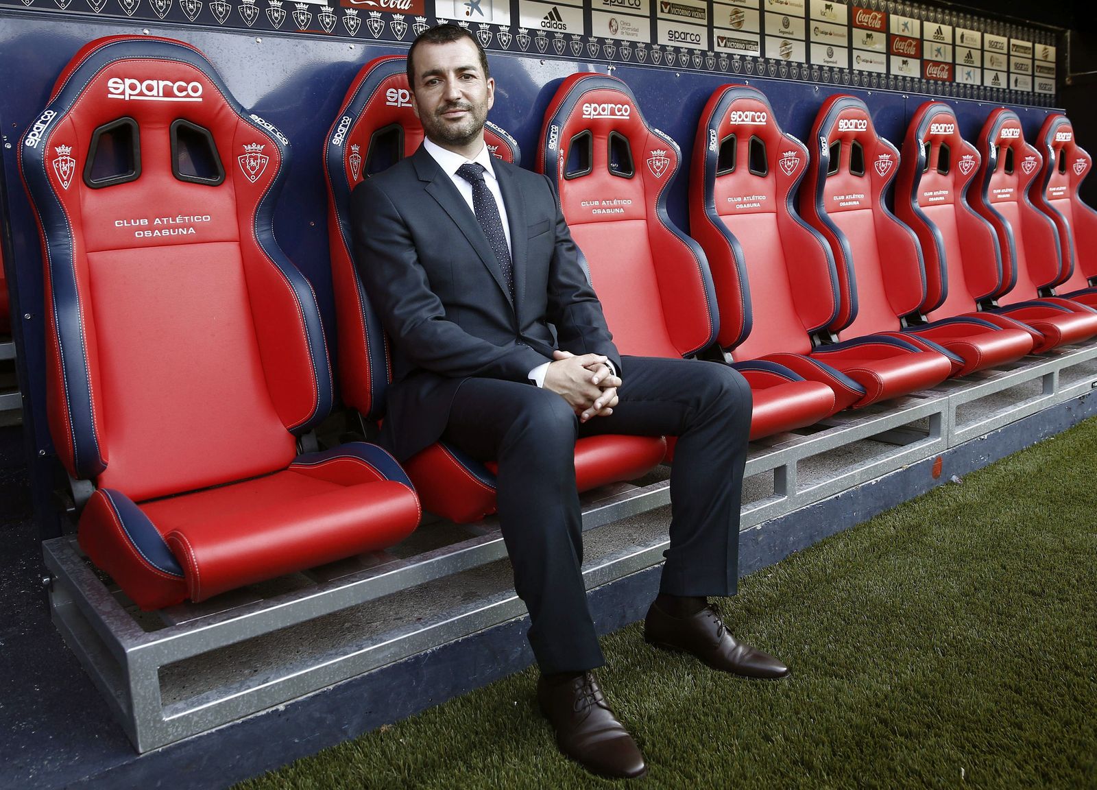Diego Martínez, en el banquillo del Osasuna tras hacerse cargo del equipo.