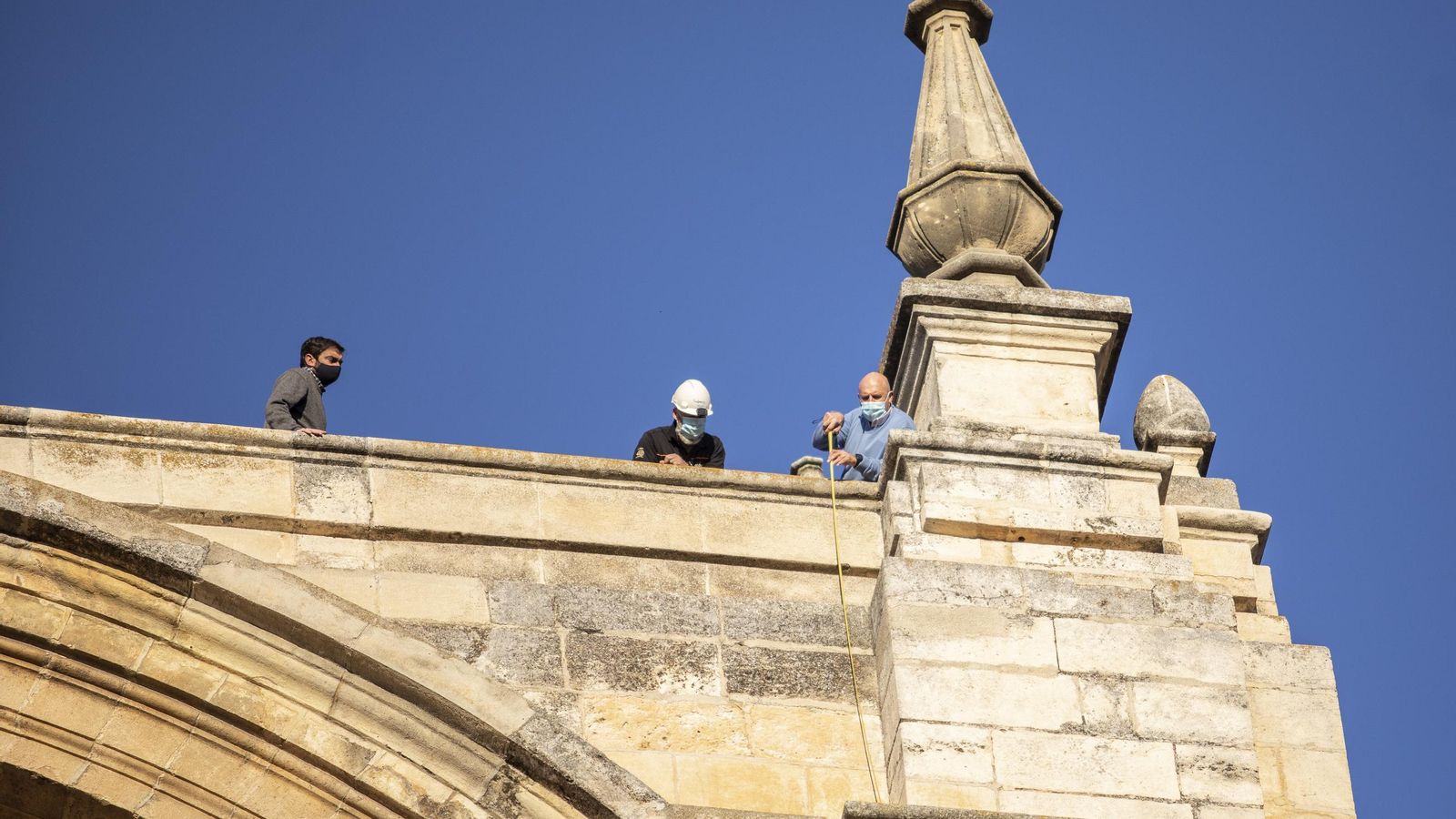 Técnicos revisan los daños en la catedral de Granada tras la serie de terremotos sufridos Técnicos revisan los daños en la catedral de Granada tras la serie de terremotos sufridos