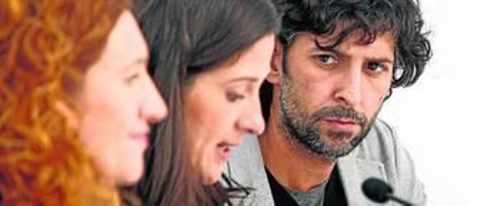 El cantaor Arcángel escucha las palabras de la delegada Cristina Saucedo, acompañada de María de los Ángeles Carrasco, directora del Instituto del Flamenco, durante la rueda de prensa.