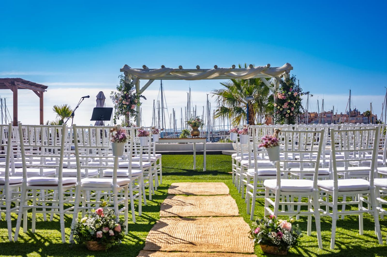 La terraza preparada para la celebración de una boda.