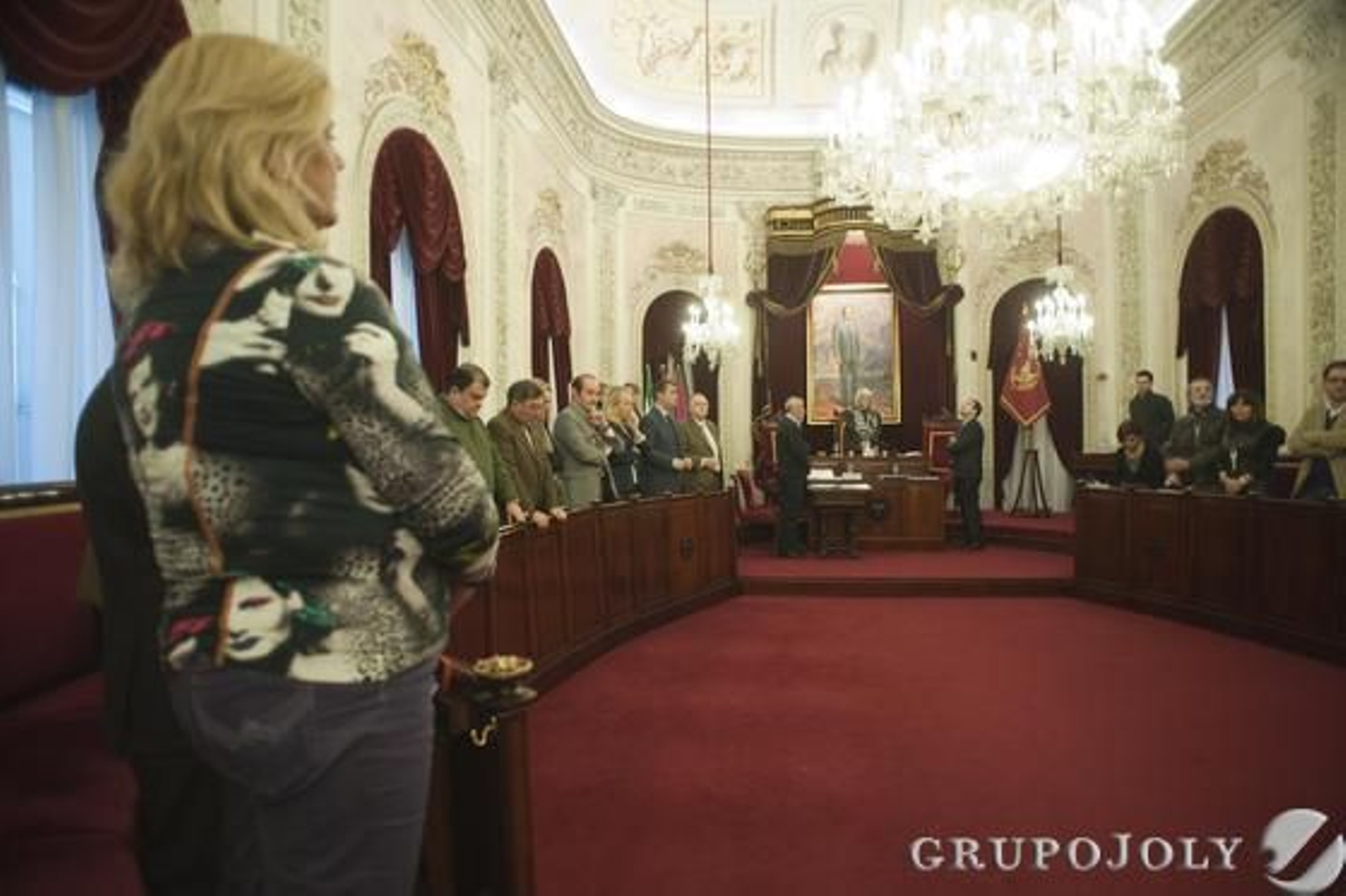 Momentos de tensión en el último pleno del año en el Ayuntamiento de Cádiz por las protestas de las empleadas de Limasa, que fueron desalojadas por la Policía. 

Foto: Joaquin Hernandez Kiki