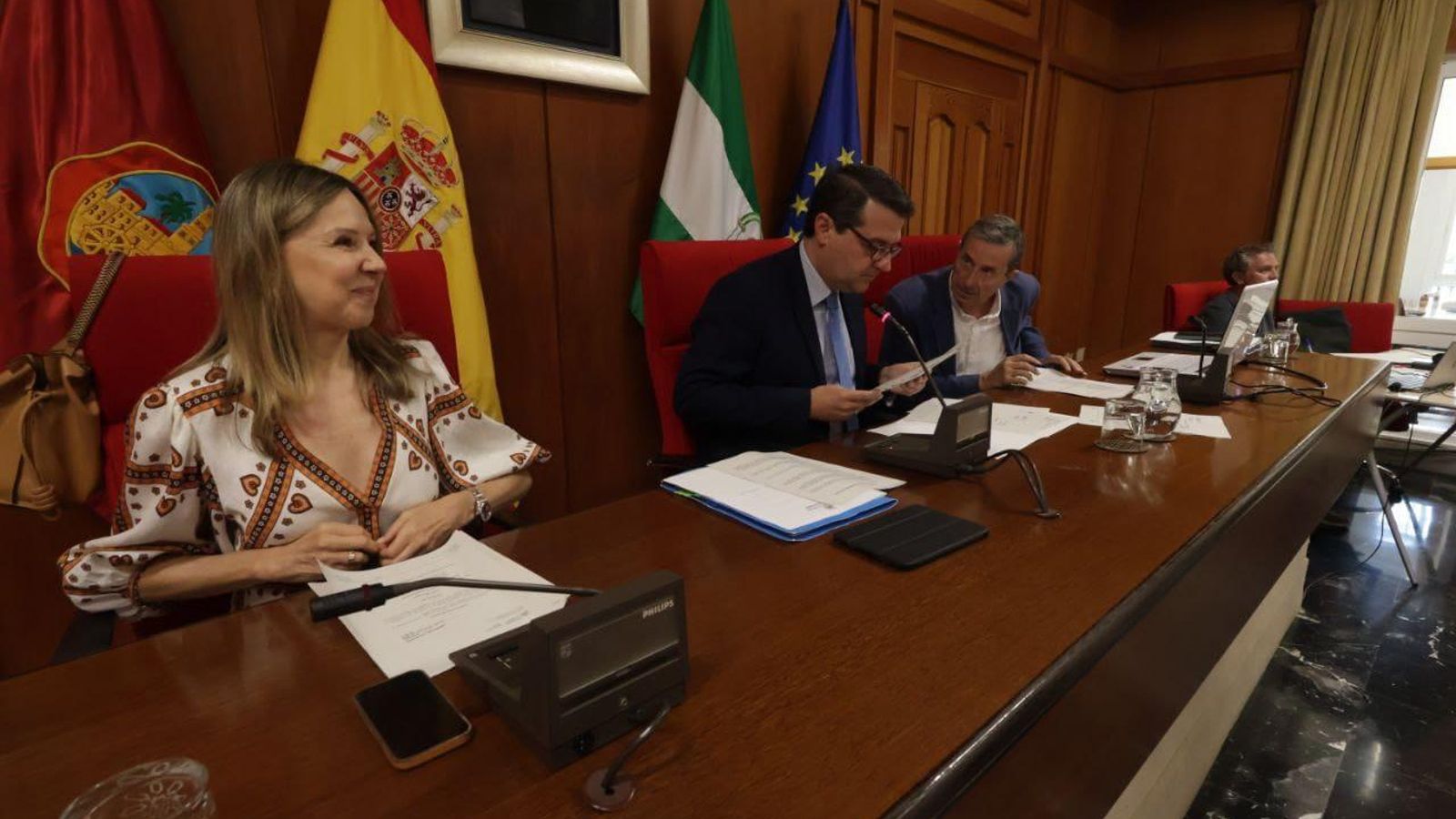 El alcalde de Córdoba, en el centro, durante la sesión plenaria. El alcalde de Córdoba, en el centro, durante la sesión plenaria.