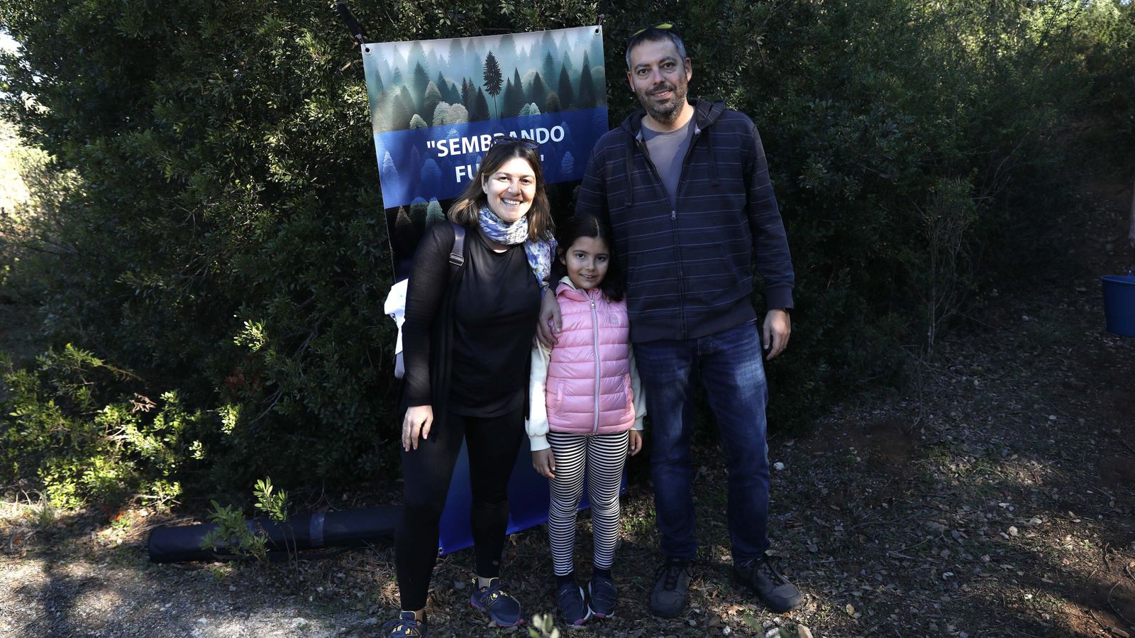 Jornada de reforestación en El Palancar por trabajadores de Acerinox, en imágenes