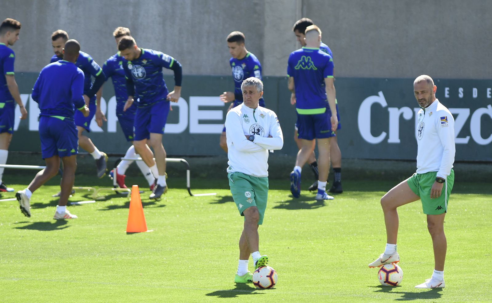 Quique Setién pisa el balón en un entrenamiento.
