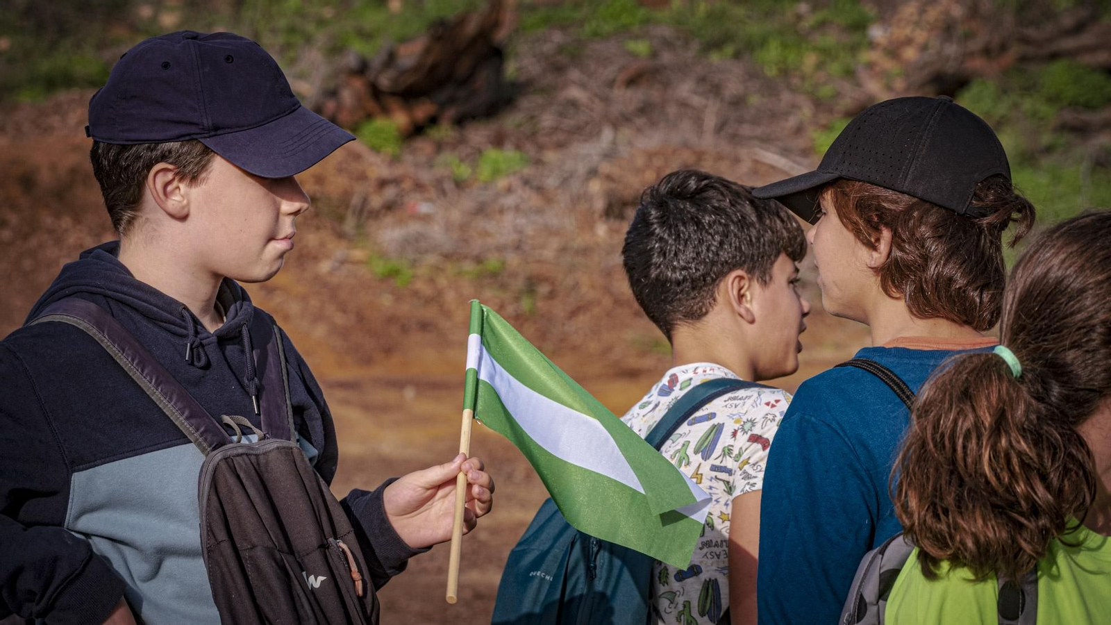 Las imágenes de escolares reforestando el pinar de Las Canteras de Puerto Real.