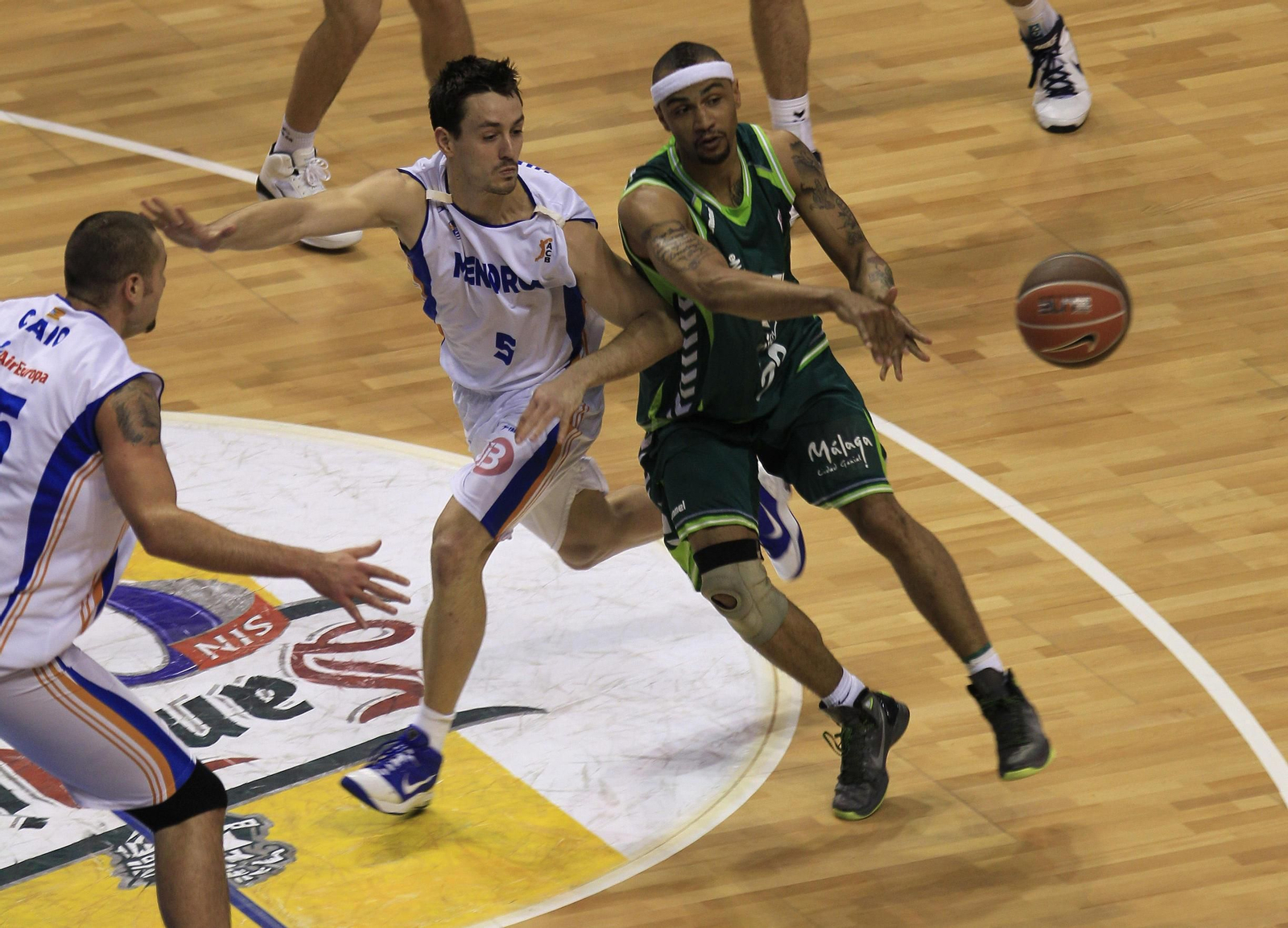 Rafa Huertas defiende a Fitch en un Unicaja-Menorca.