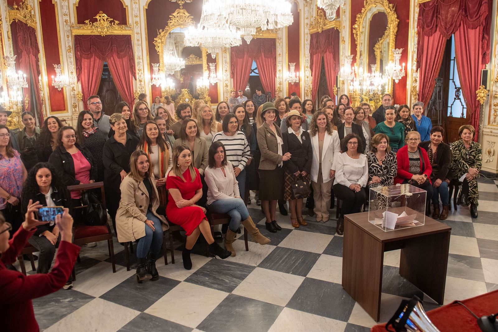 Foto de grupo en la entrega de premios de Feminismo Rural.