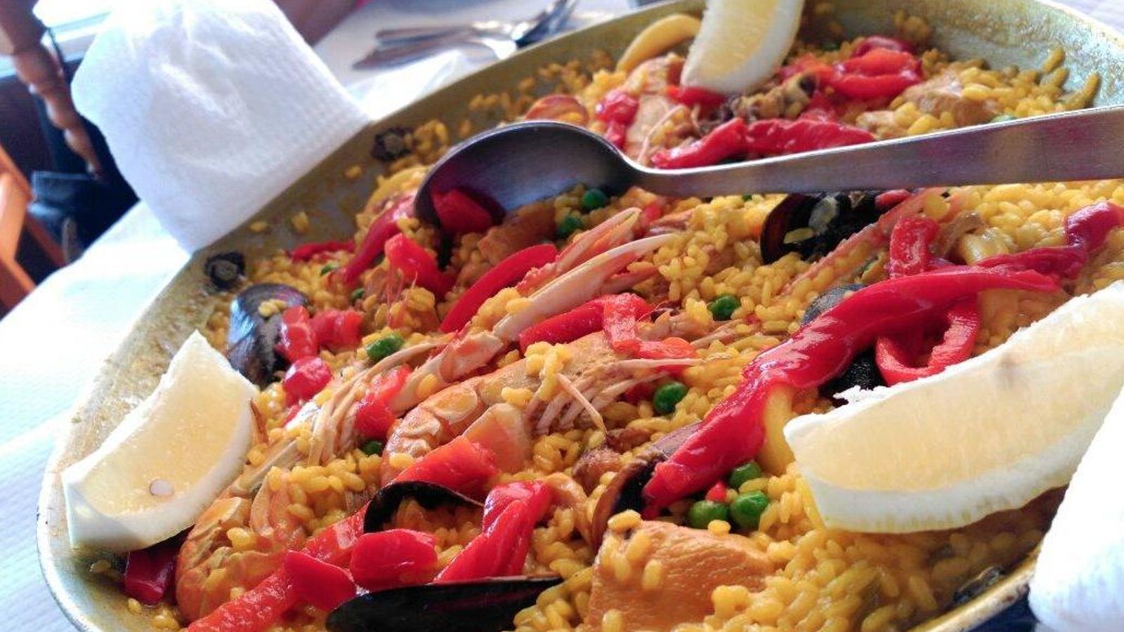 Paella servida en El Molino