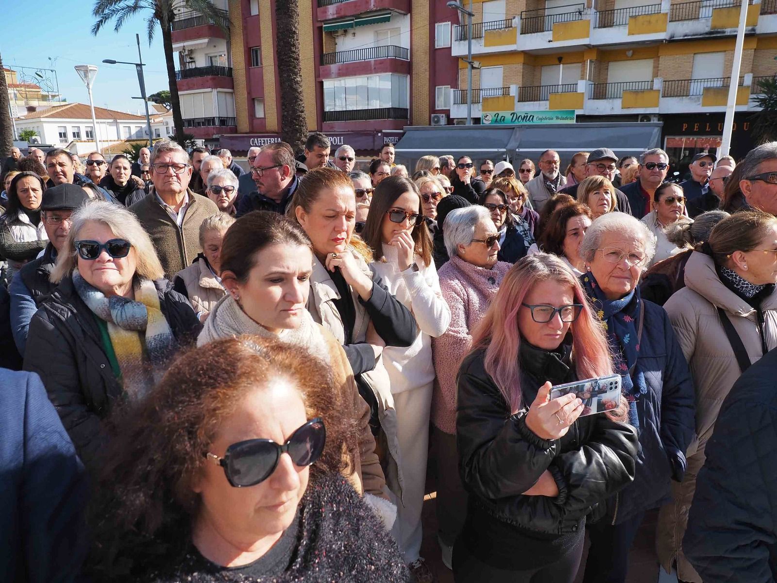 Las imágenes de la concentración silenciosa en Punta Umbría por los cinco fallecidos en el accidente de Adamuz