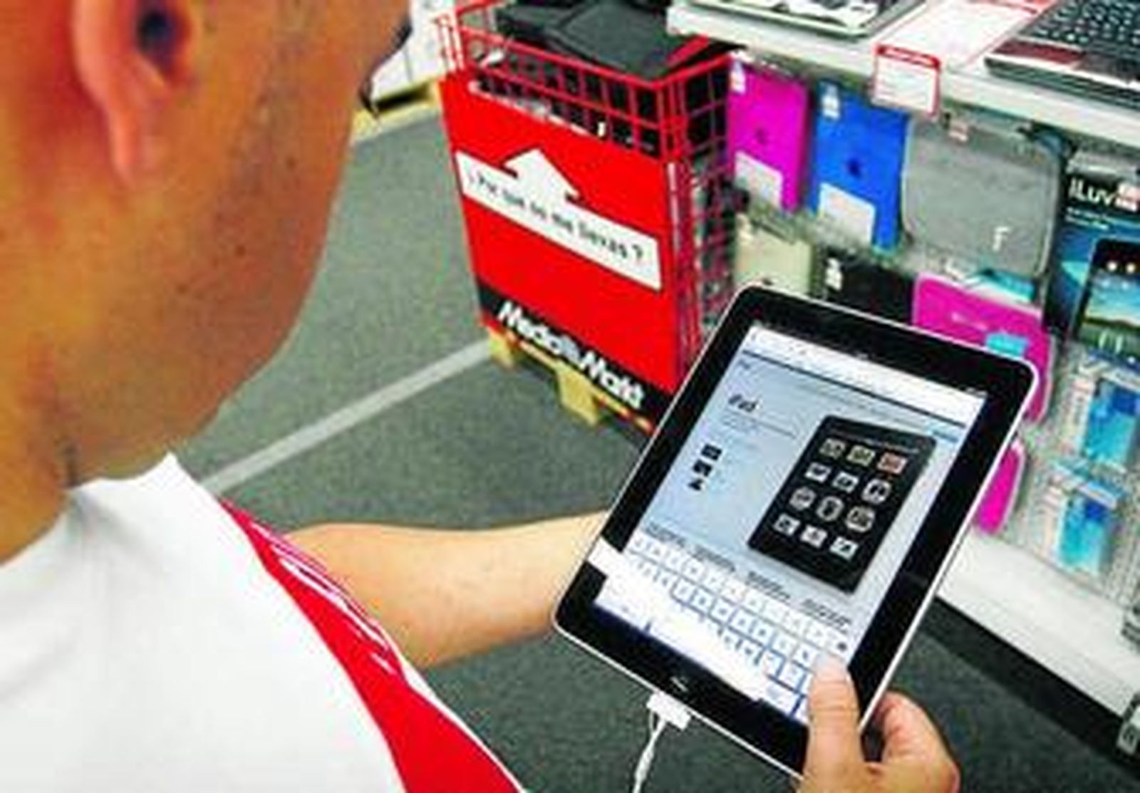 Un hombre observa un iPad.