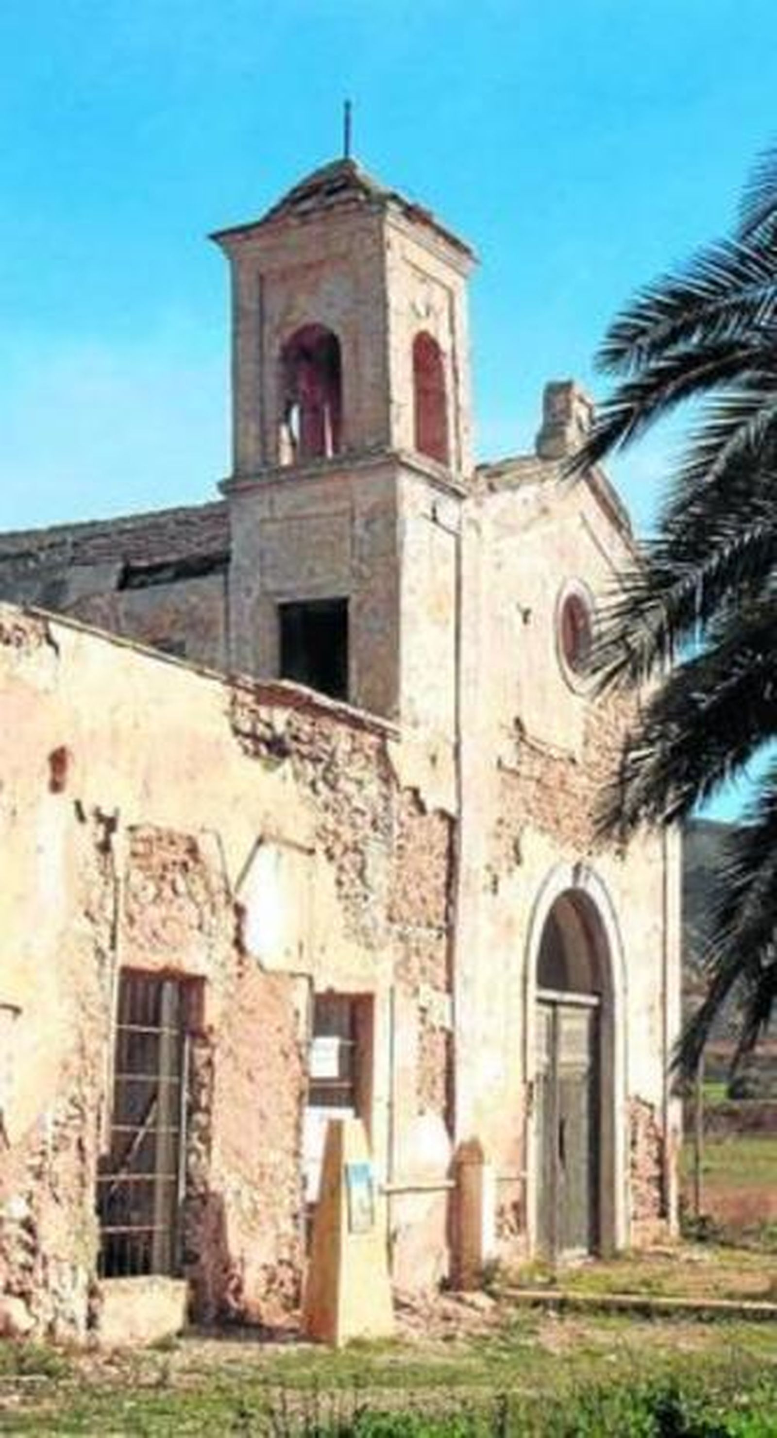 Vista de la fachada del Cortijo que se va cayendo poco a poco.