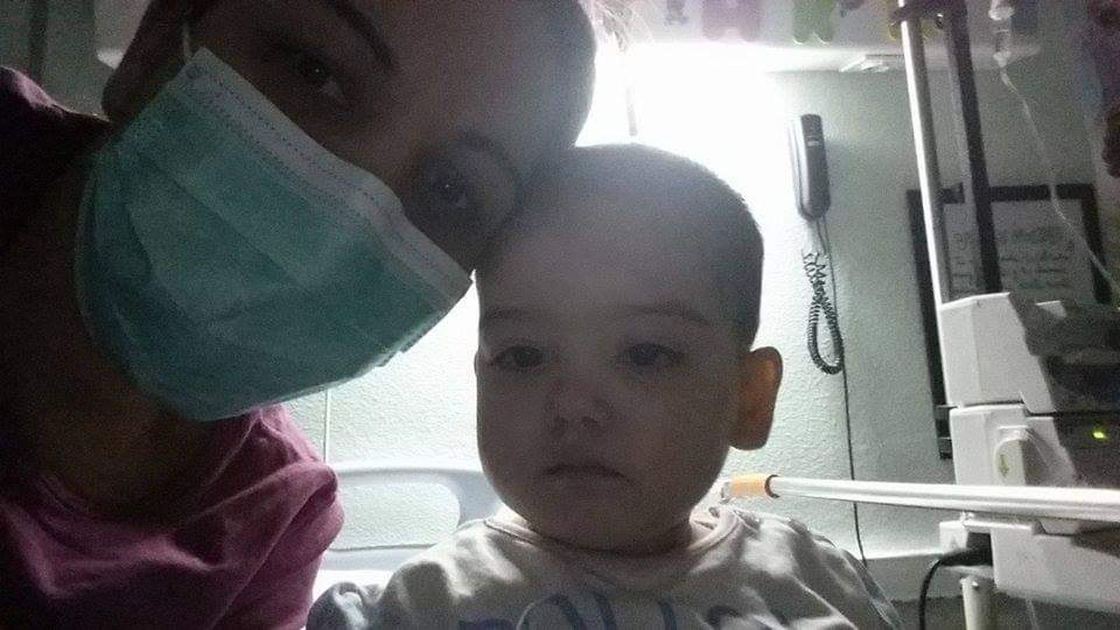 Ainara junto a su madre Eva.