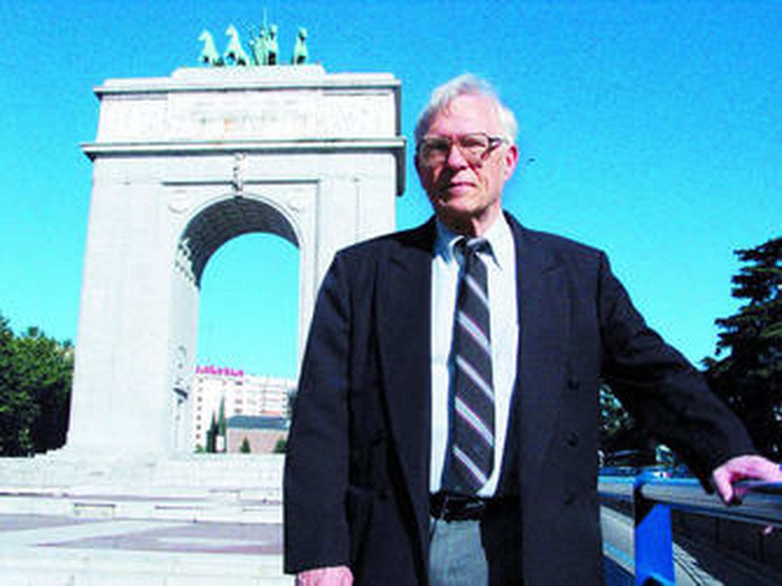 Payne posa en una fotografía reciente tomada en las calles de Madrid junto al Arco del Triunfo en el distrito de Moncloa.