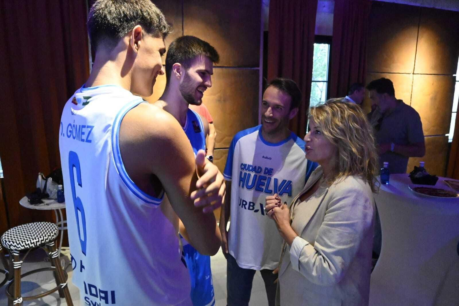 Imágenes de la presentación de las equipaciones del Ciudad de Huelva para la temporada 23/24