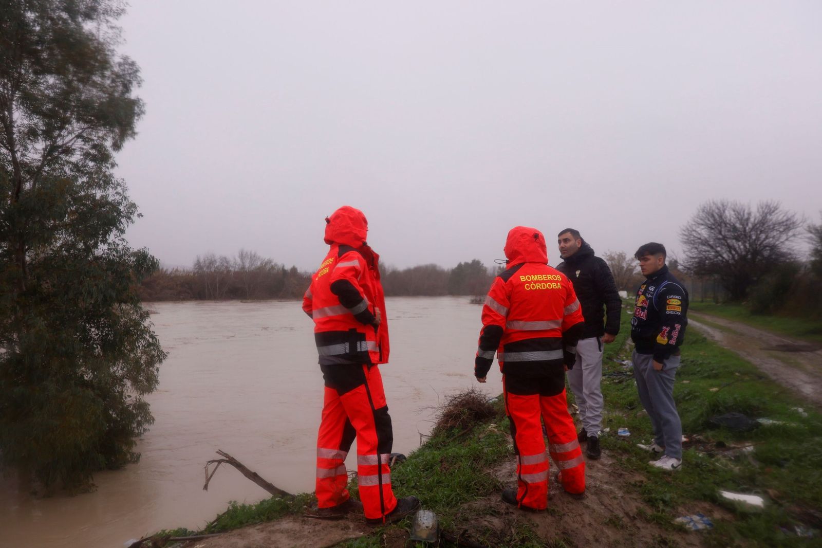 Los vecinos de la parcelación de Guadalvalle de Córdoba miran con temor la crecida del Guadalquivir