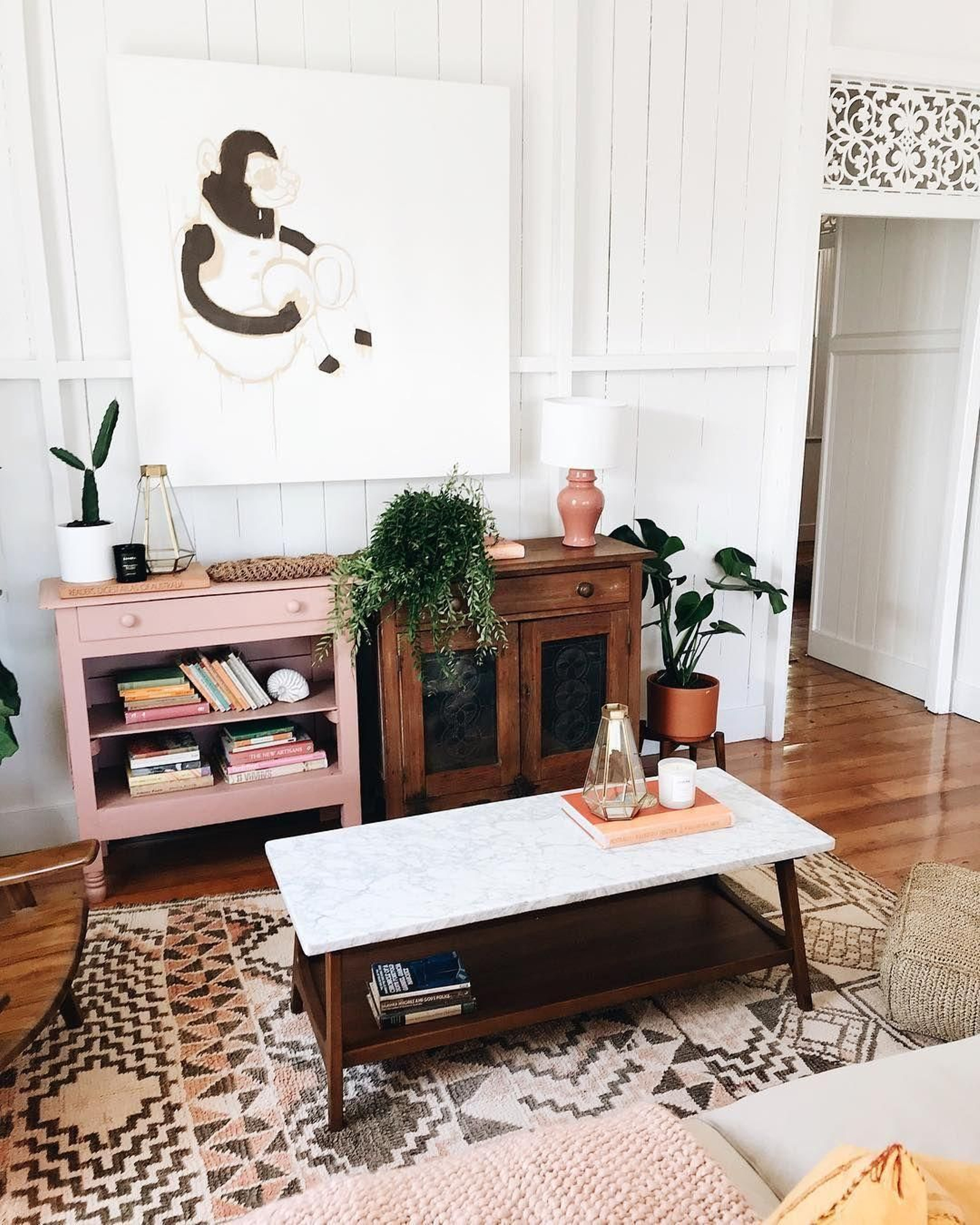 Un salón pequeño con alfombra.