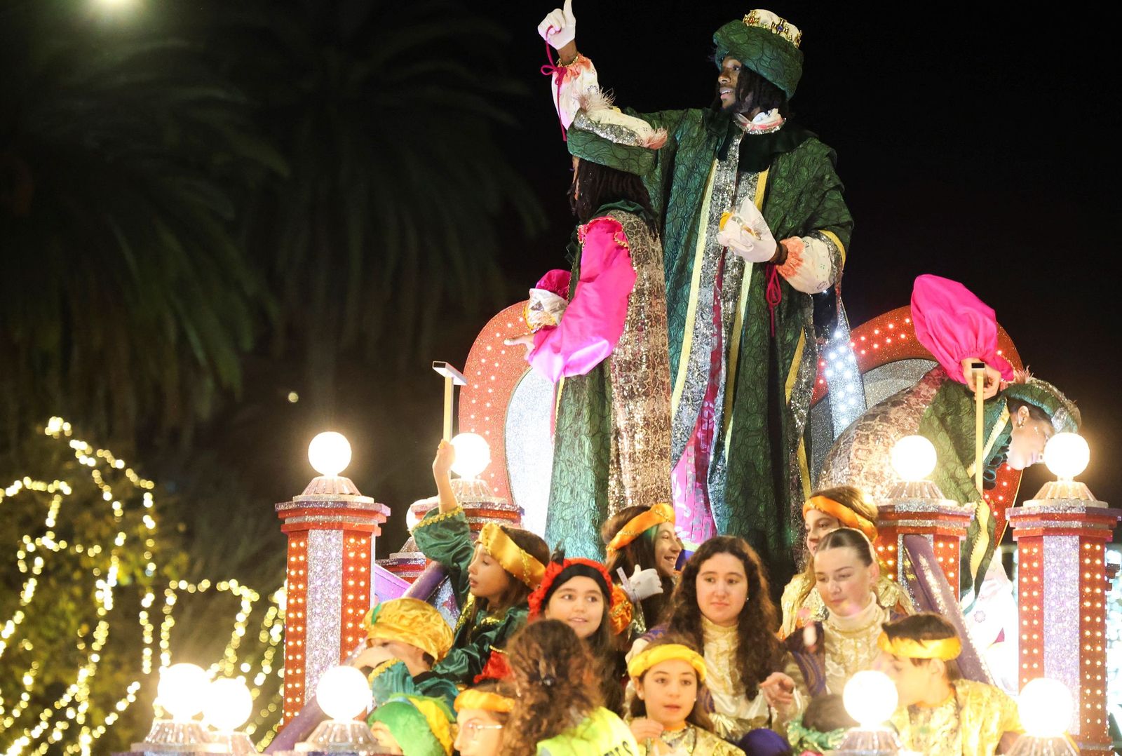 Los Reyes Magos llenan Málaga de ilusión tras la lluvia.