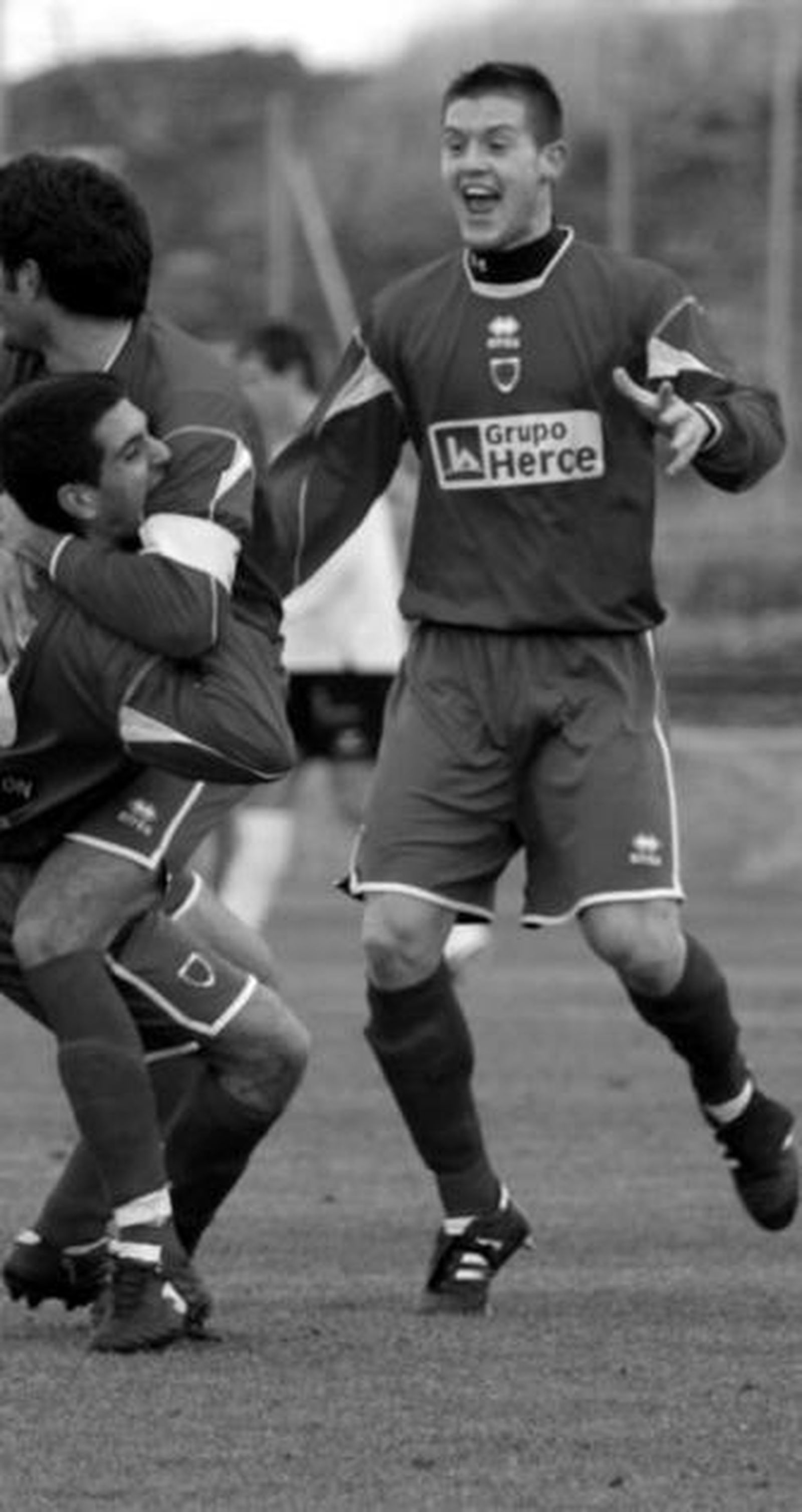 Bastida (d) celebra un gol junto a dos compañeros.