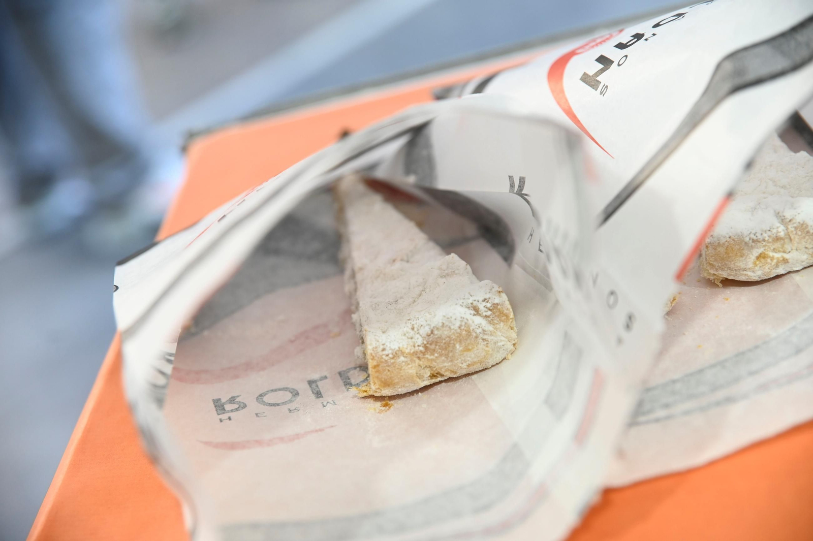 Las mejores imágenes del reparto de pastel cordobés en la Feria del Libro por el día de San rafael