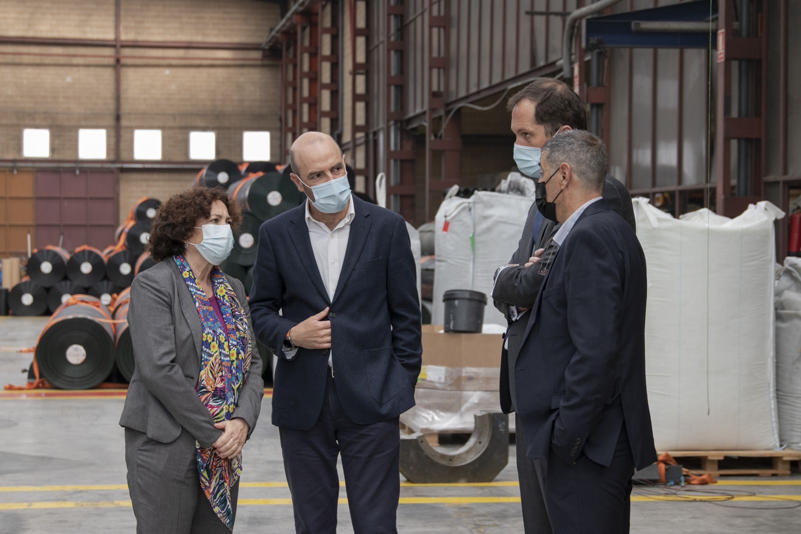 Dirigentes de Atarfil y la rectora de la UGR charlando en las instalaciones de la empresa