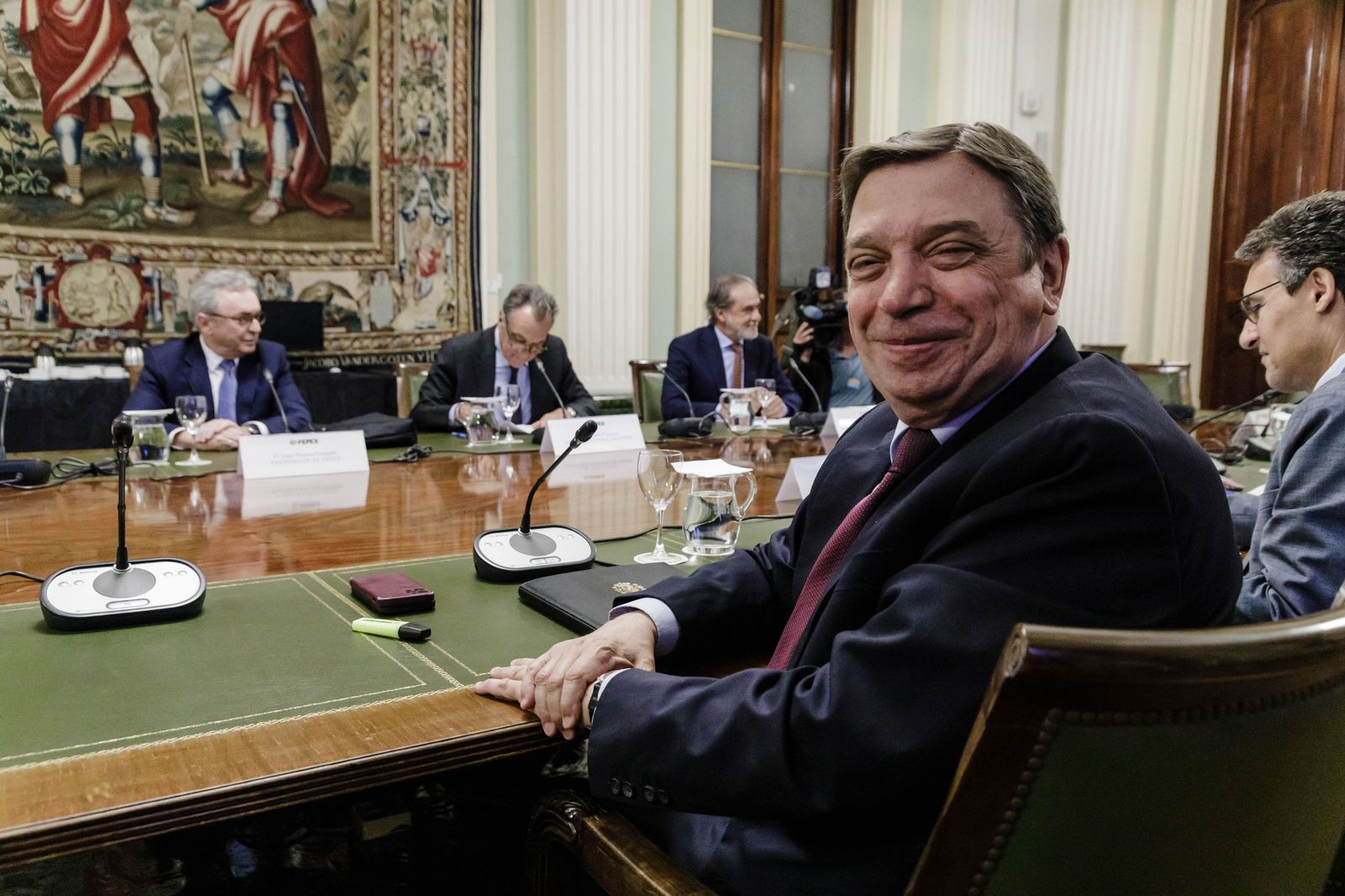 Luis Planas, reunidos ayer con los representantes español y onubenses de las patronales de frutas.