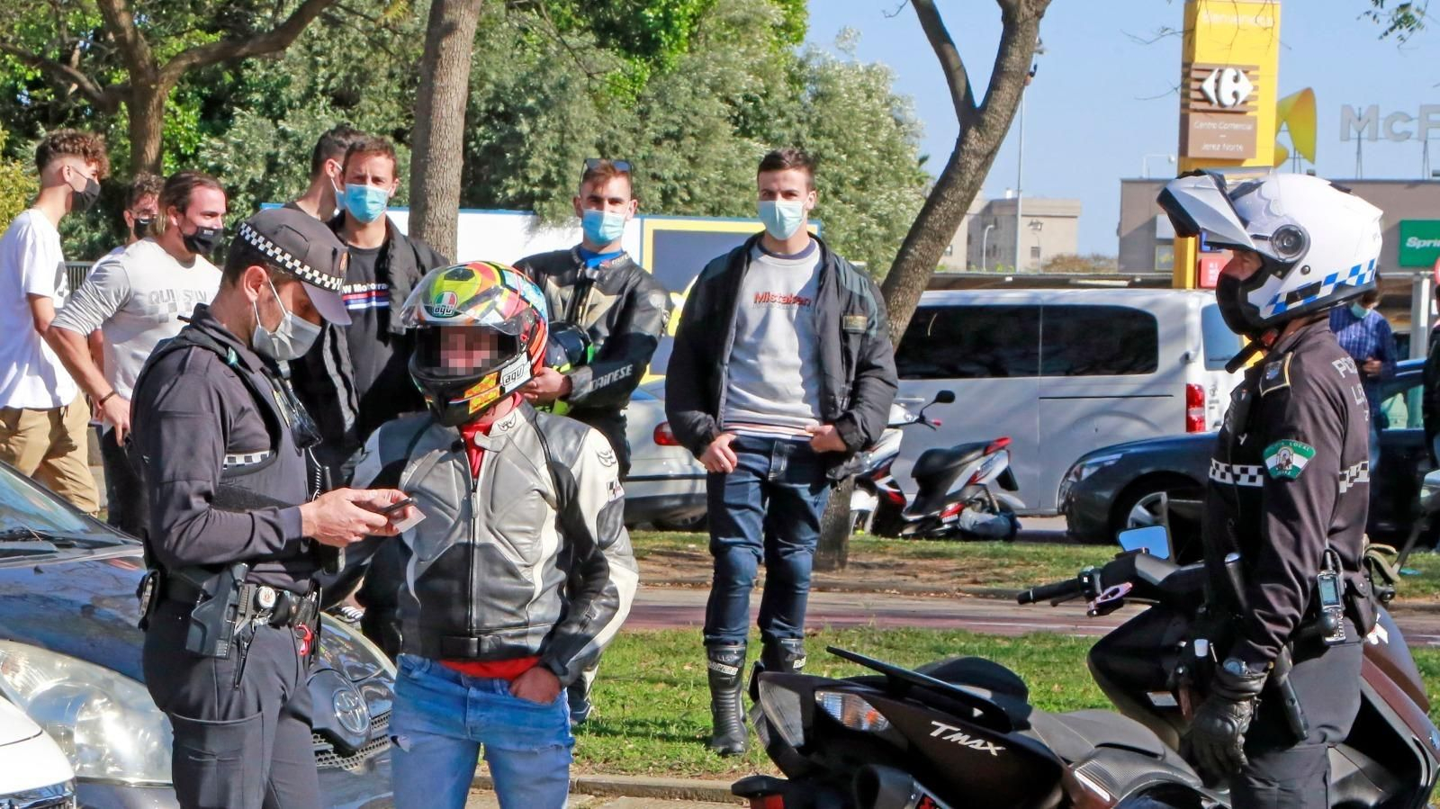 Efectivos de la Policía Local en un control a los motoristas durante el fin de semana.