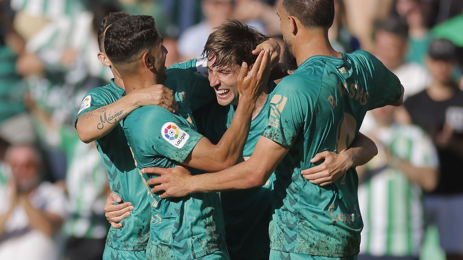 Miranda es felicitado por sus compañeros tras marcar.