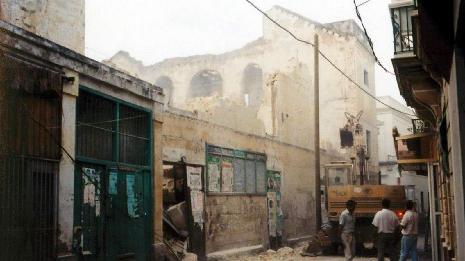 Operarios trabajando en el edificio tras el incendio.