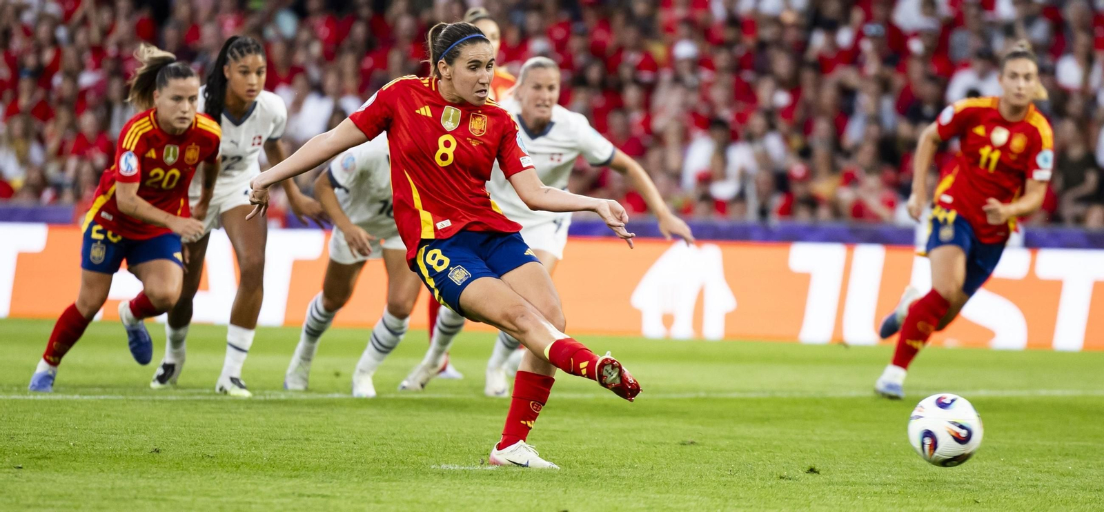 Mariona Caldentey lanza el penalti que pudo poner a España por delante muy pronto.