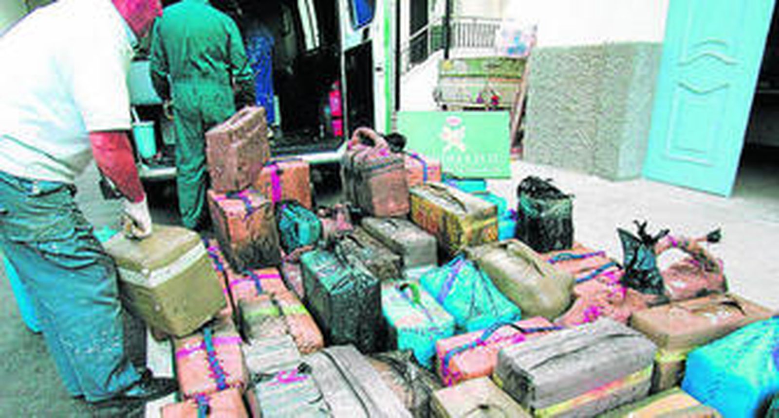 Alijo de hachís intervenido por la Guardia Civil desarrollada en 2006.