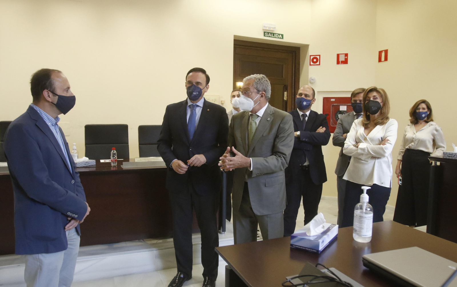 Rogelio Velasco y José Carlos Gómez Villamandos, en el Rectorado.