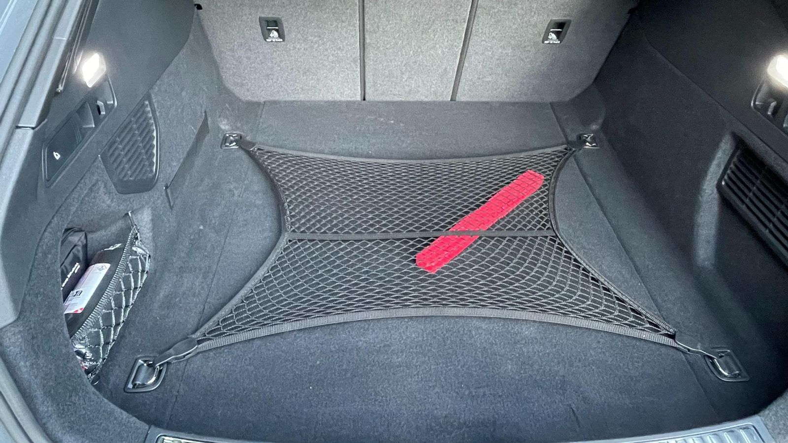 El maletero ofrece una capacidad correcta aún no siendo la mejor de este modelo. Los familiares suelen tener el plano de carga a la misma altura del suelo, pero eso no ocurre en este Audi.