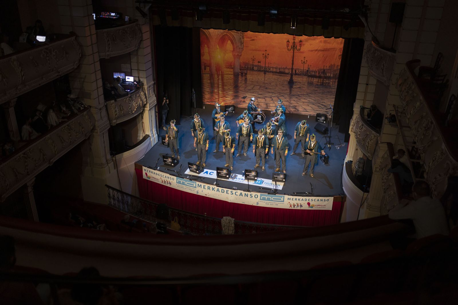 Imágenes de la actuación de la comparsa de ‘El teatro’ Dos Hermanas en el Carnaval Colombino