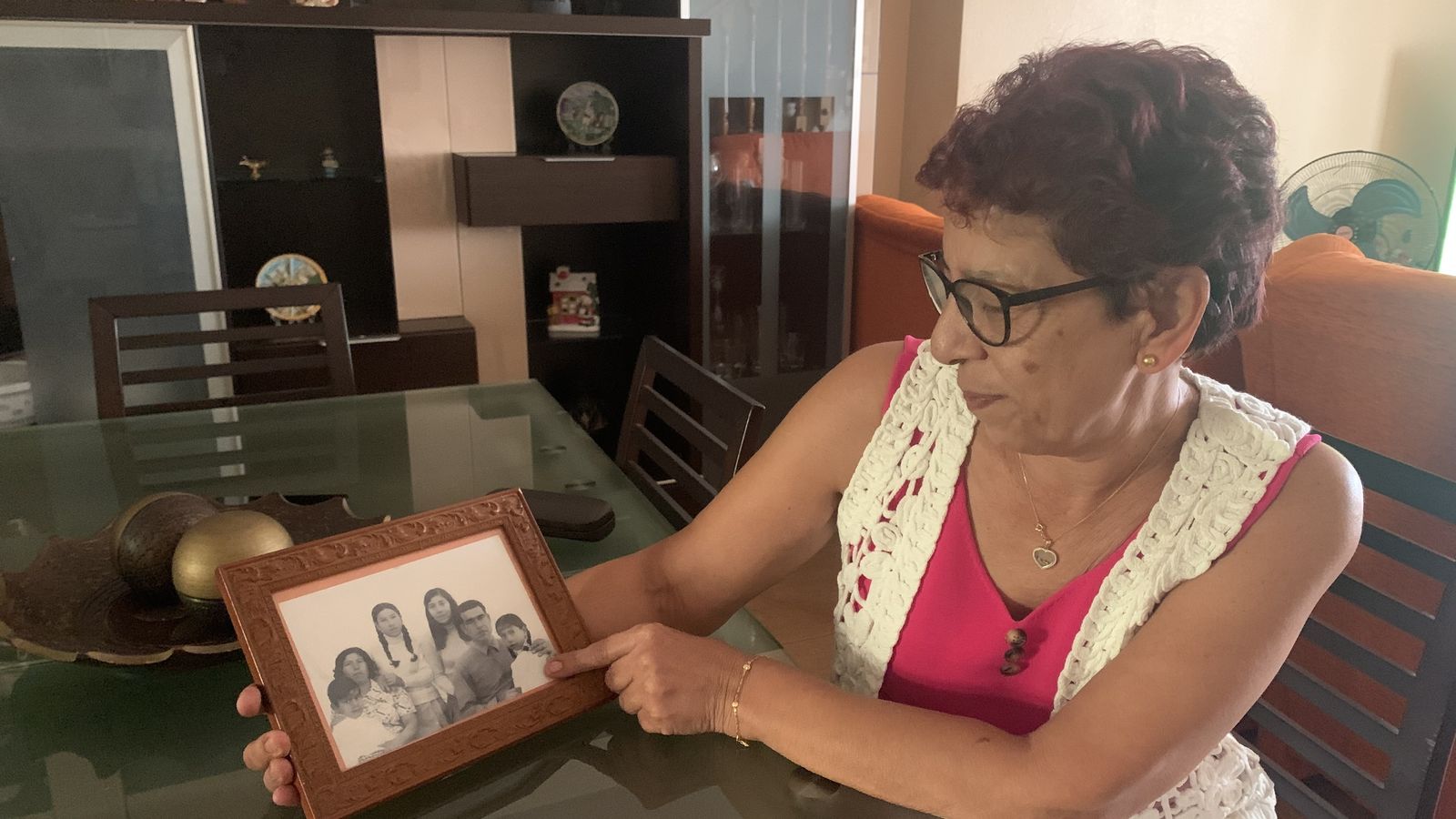 Cruz mira una fotografía antigua de su familia y revive los días posteriores a 'La Nube'