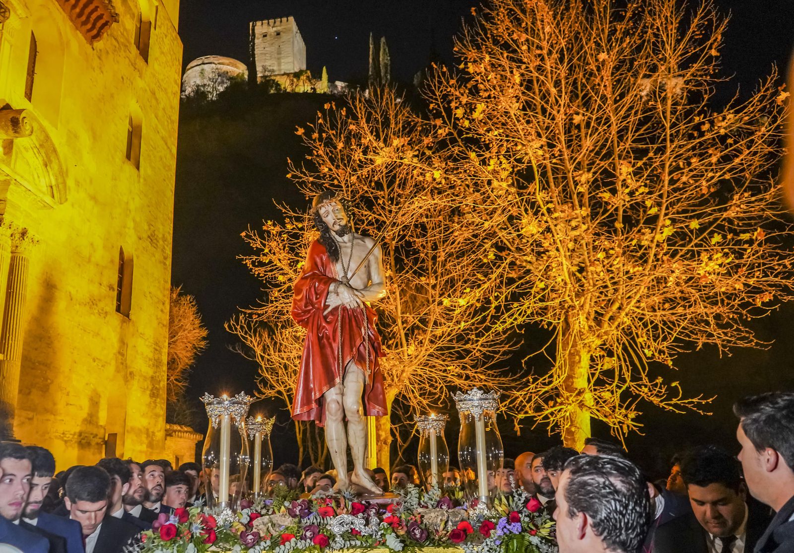 El Señor de la Sentencia, en vía crucis, a los pies de la Alhambra