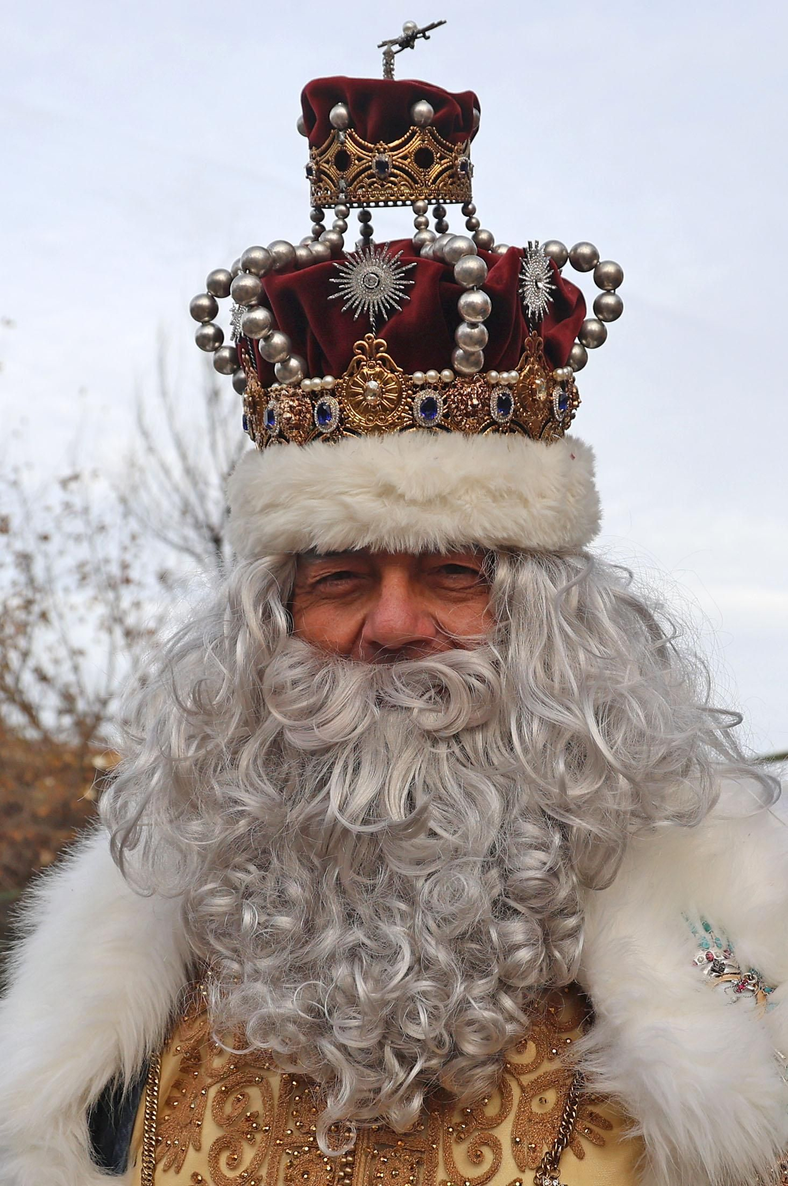 Reyes Magos de Huelva 2025: Imágenes de la visita al Asilo de Ancianos Santa Teresa de Jornet