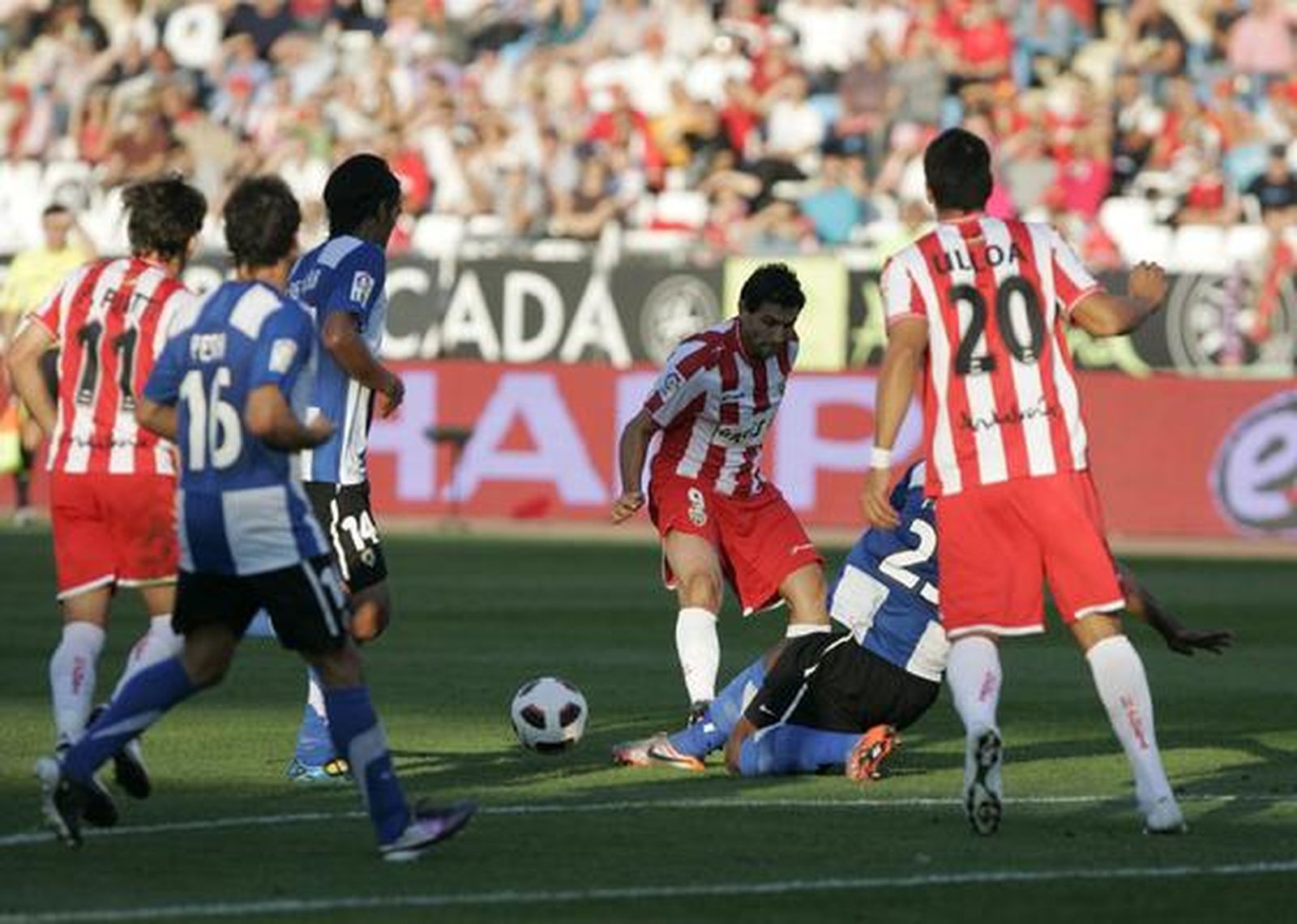 El Almería empata en casa 1-1 ante el Hércules. / Javier Alonso
