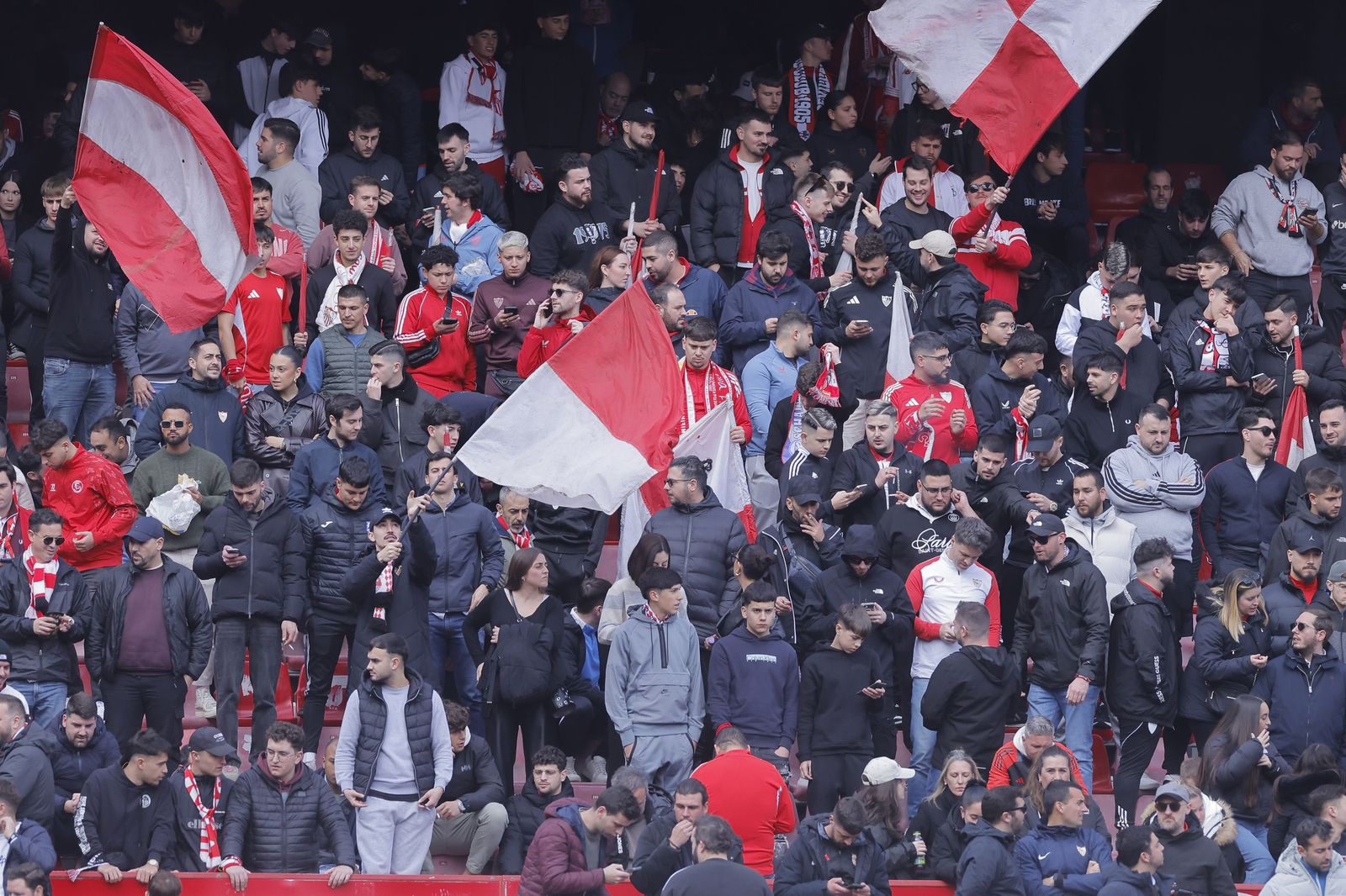 Búscate en las fotos del Sevilla - Girona