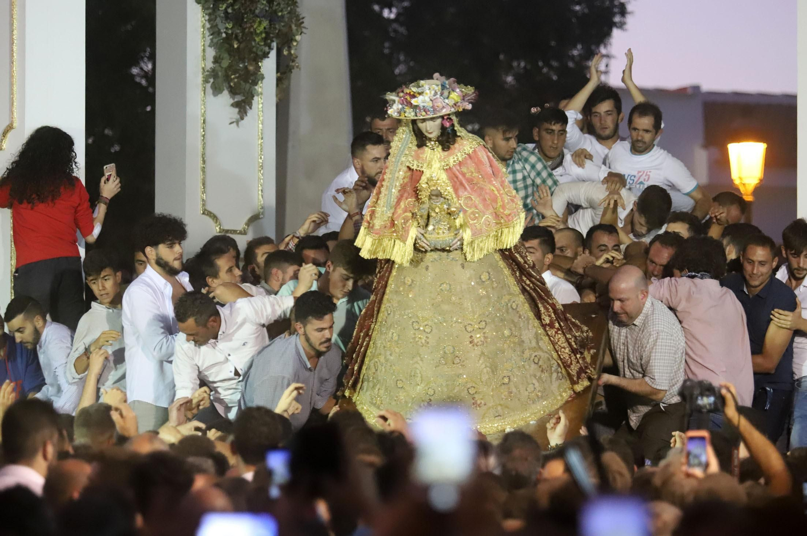 Recuerda las imágenes de la Venida de la Virgen del Rocío a Almonte en 2019
