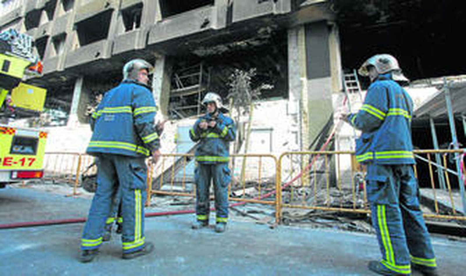 Tres miembros del Consorcio Provincial de Bomberos se coordinan para realizar los trabajos de revisión del edificio.