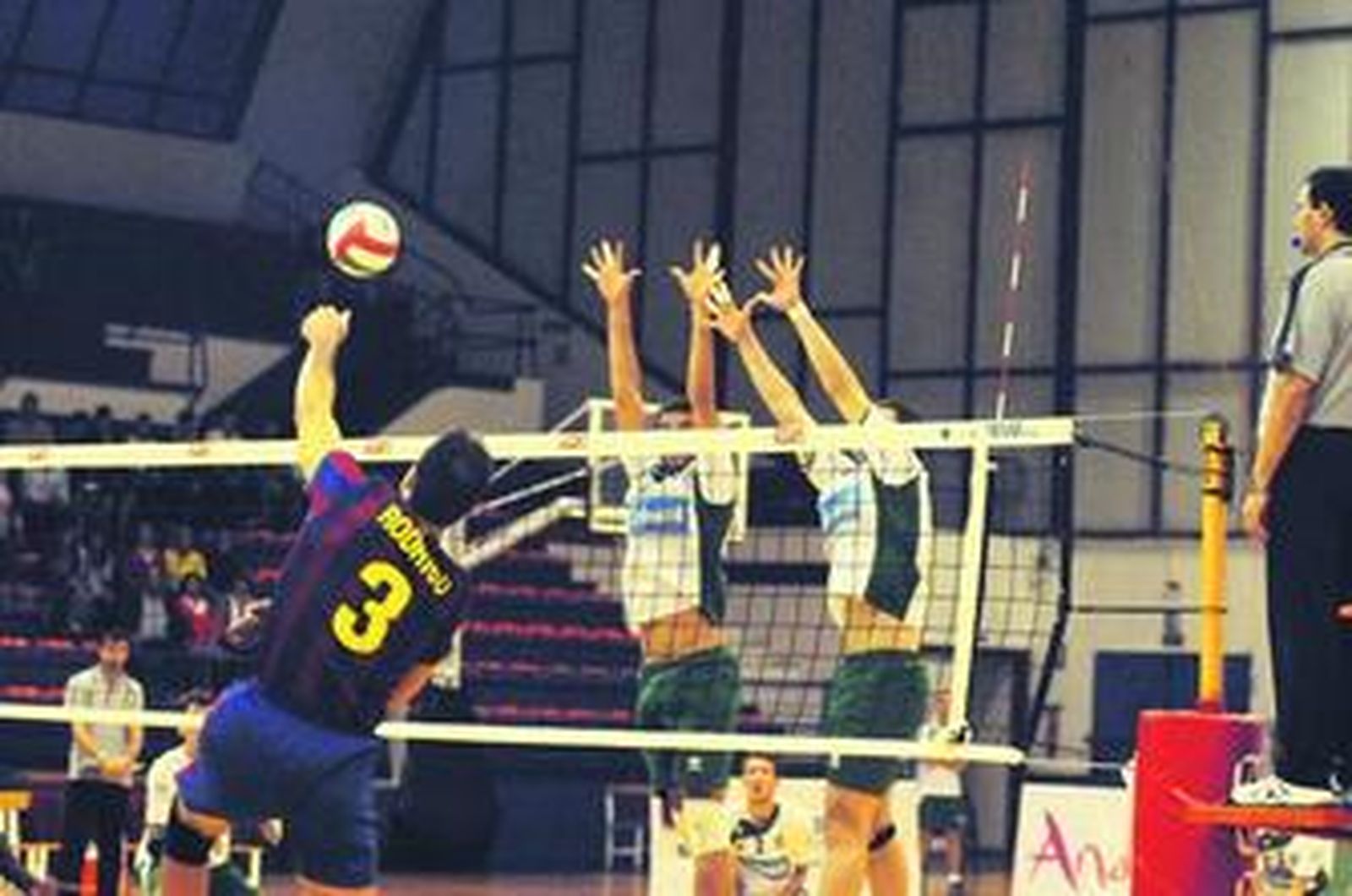 El azulgrana Rodrigo se dispone a superar el bloqueo local.